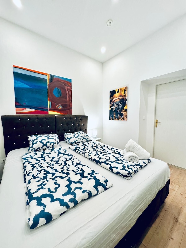 Elegant Five Bedroom Residence Alterlaa