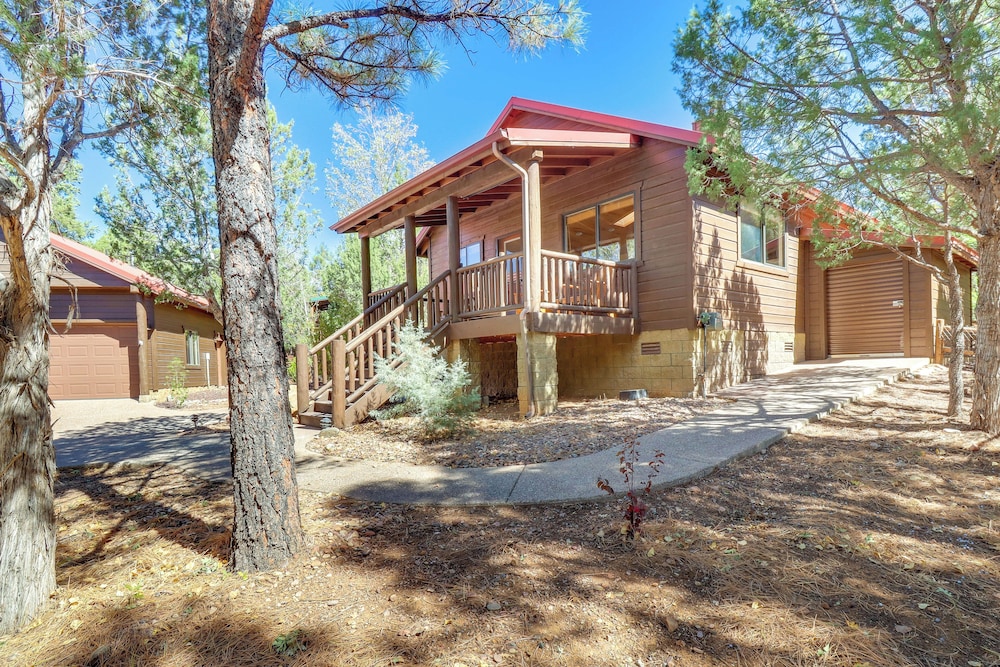 Pet-friendly Show Low Cabin w/ Patio & Gas Grill!