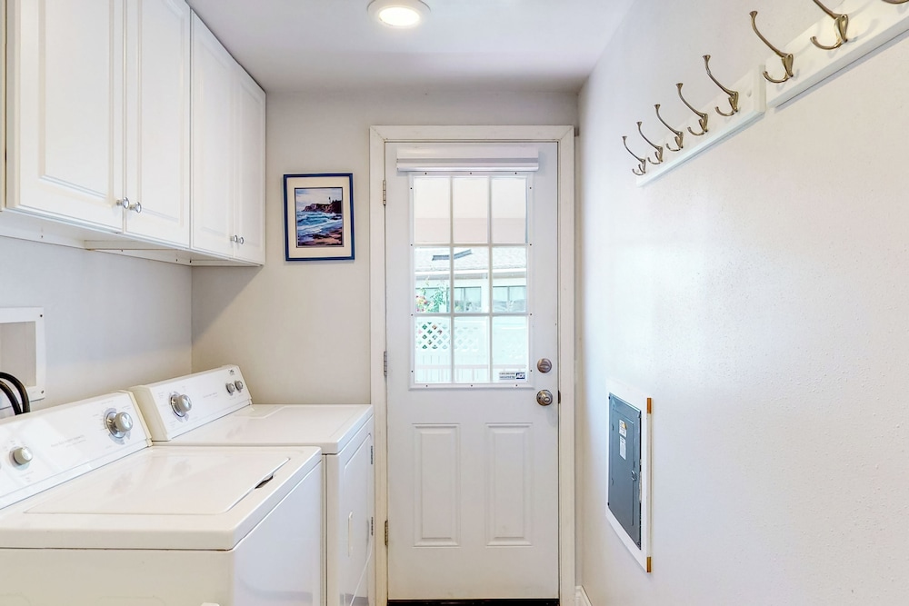 Paradise Point: Lakefront Escape w/ Views