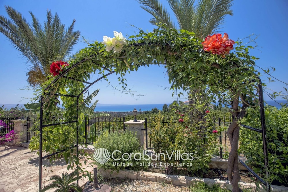 Away-from-it-all, Exceptional Sea Views Sleeps 10