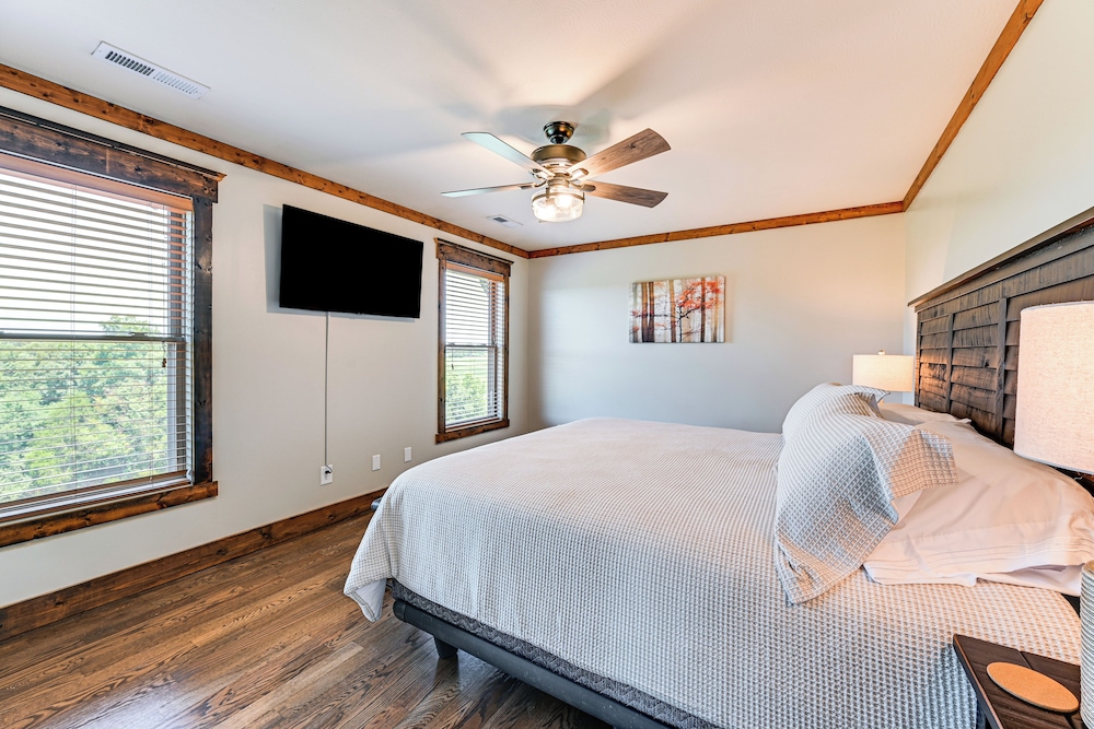 Scenic Getaway w/ Deck: 7 Mi to Mammoth Cave Park!
