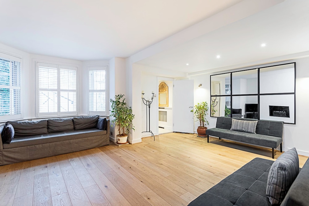 Richmond Hill Top Apartment