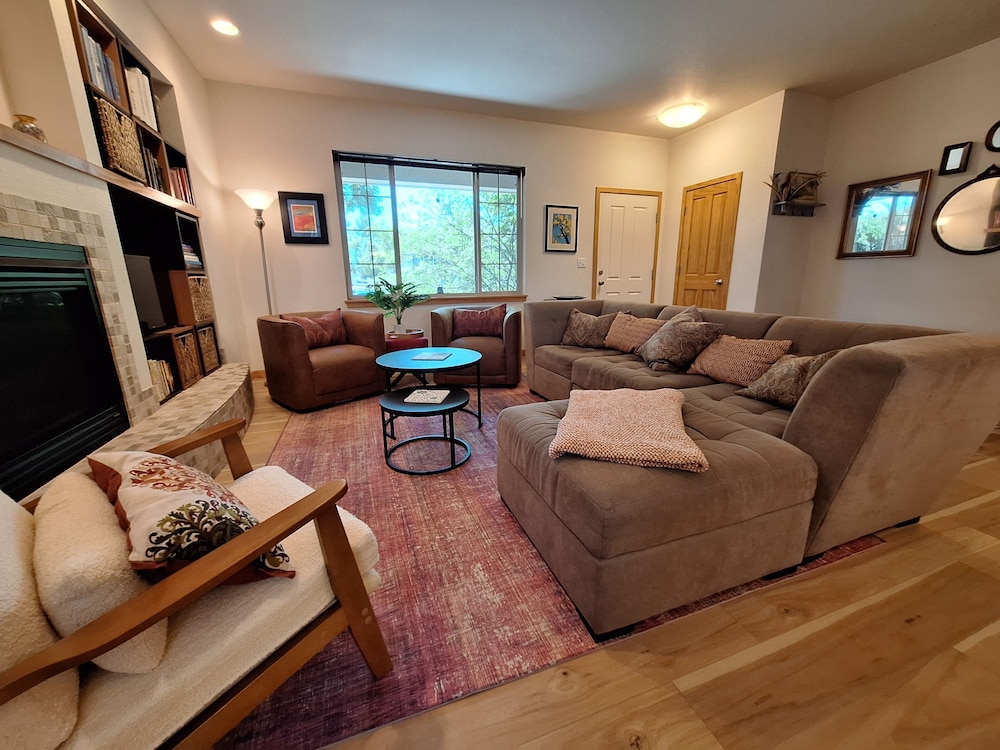 Rigden Retreat Garage, Dog Friendly, Near Trails