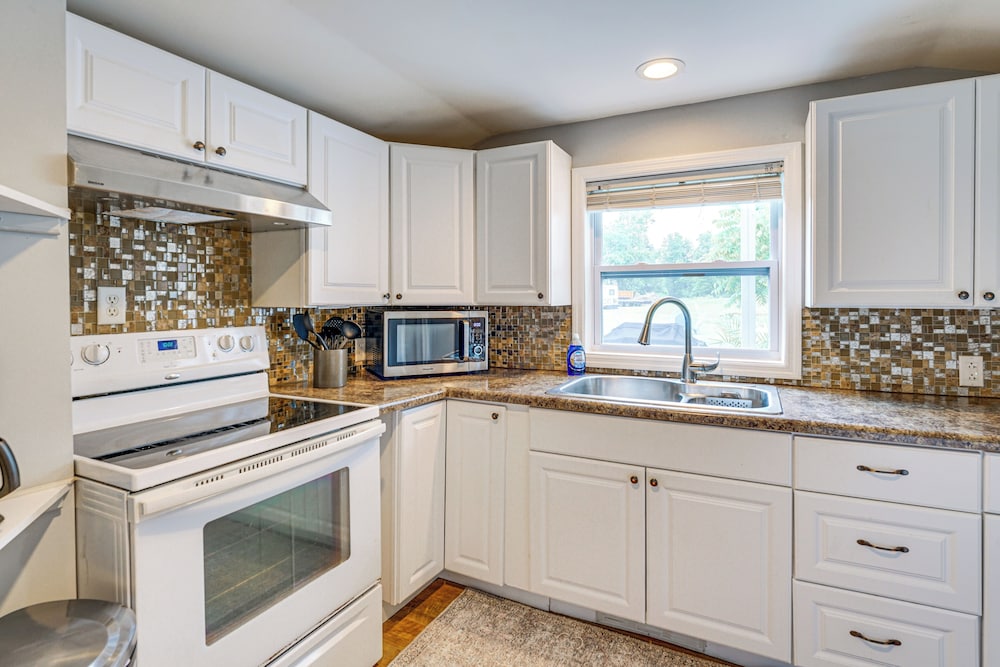 1 Block to Lake Huron: Pet-friendly Apt w/ Kayaks