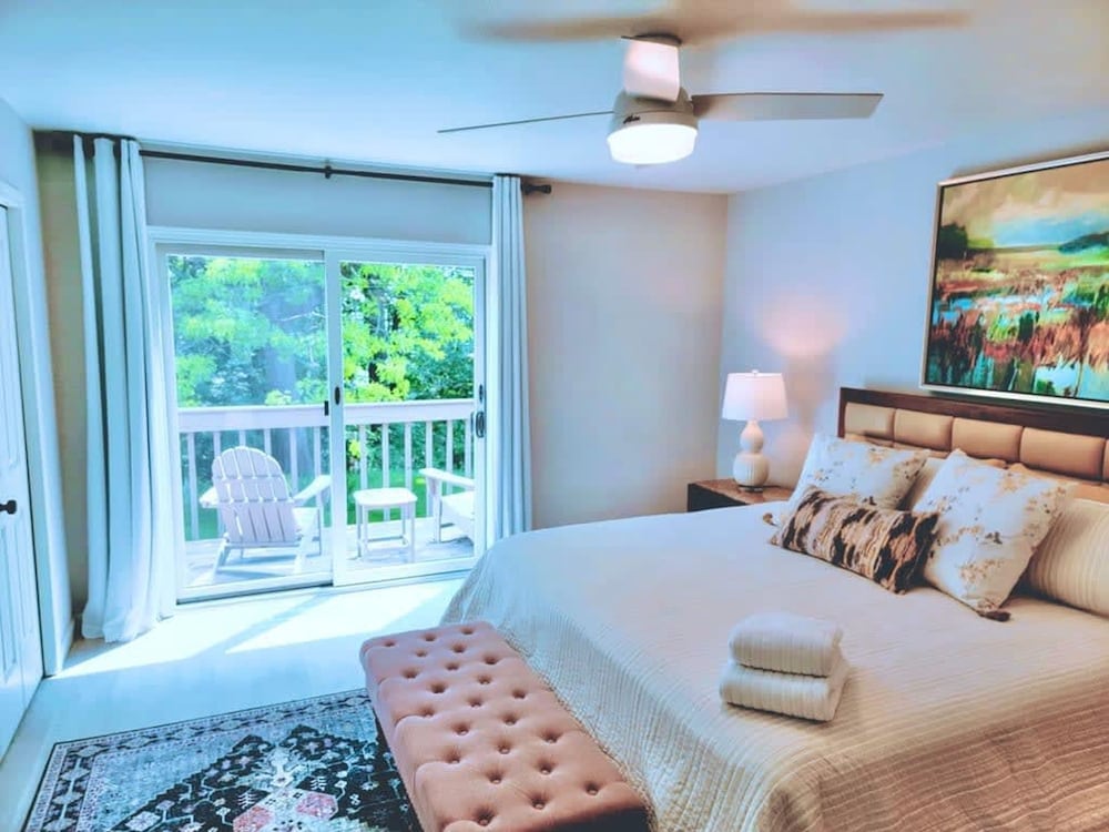 Charming Bayview - Downtown Condo With Pool