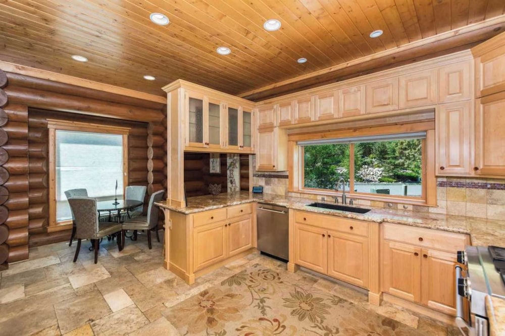 Sleeps 27 2 Homes Near the Lake, Hot Tub + Views Castle Glen Estates