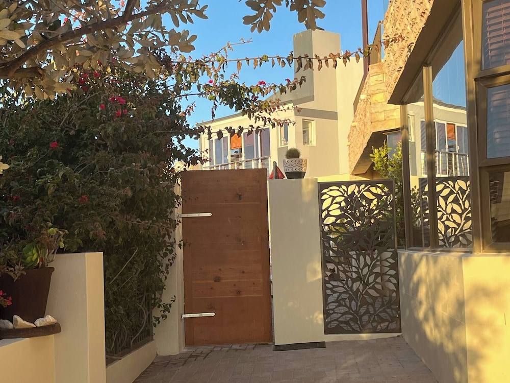 Whispering Waves - Serene Langebaan Getaway With Breathtaking Views