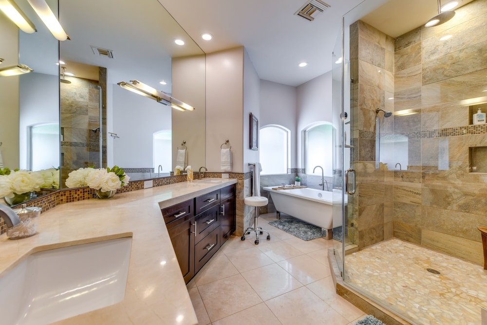 Waterfront Luxury Gilbert Retreat w/ Pool  Spa! - Property Image 14