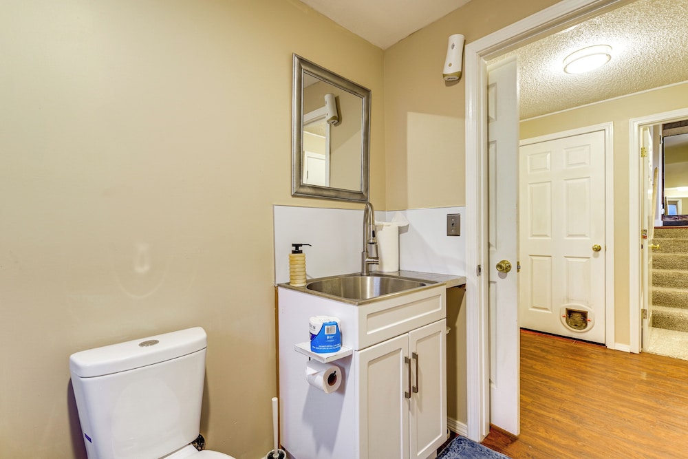 Family Retreat w/ Hot Tub & Game Room in Everett!