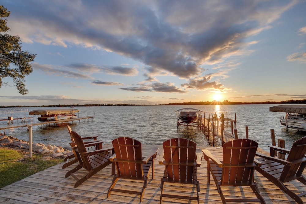 Game Room + Views: Family Retreat on Silver Lake