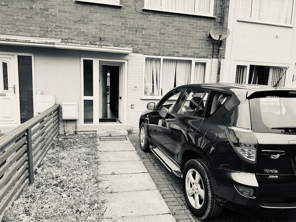 Leeds - 3 Bedrooms - 1bathroom - Parking - Wifi