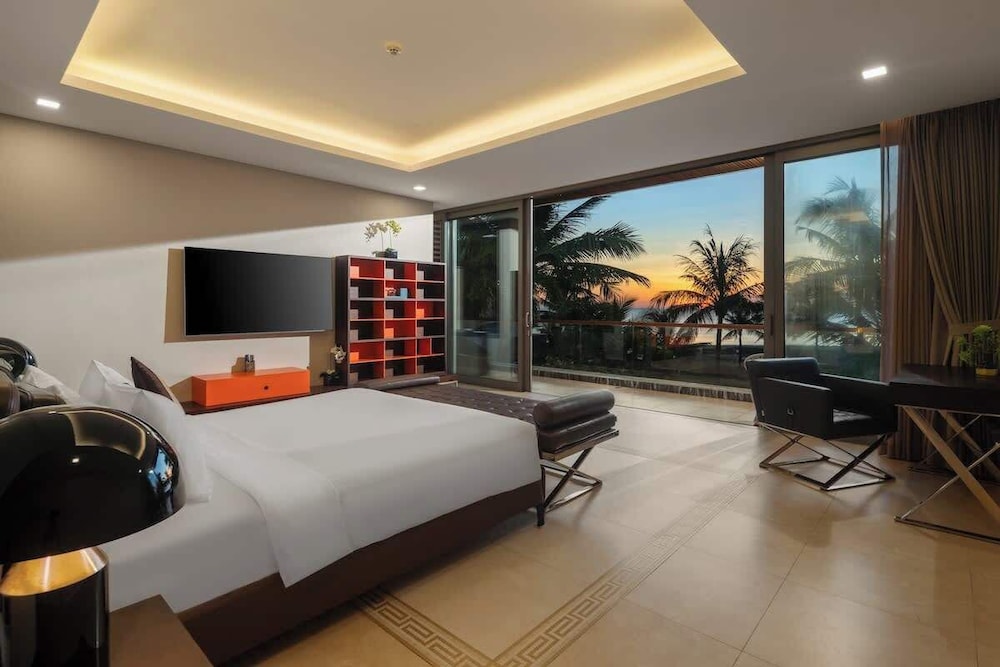 8BR Beachfront Eden: Luxury Events & Getaways