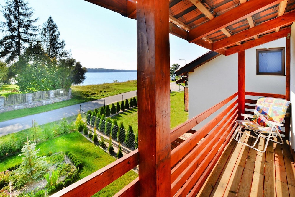 Holiday House With Garden in Dabrowica