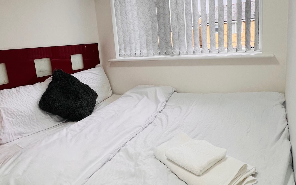 Northolt - House - Sleeps 6 - Parking - Garden view 5