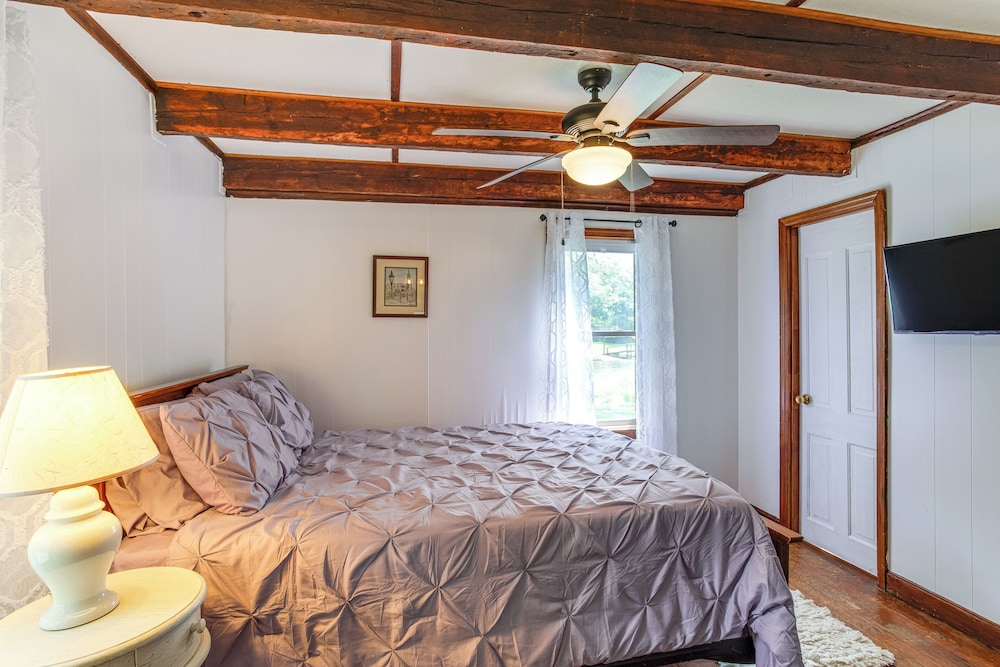 Lake Wateree Retreat: Dock & Screened Porch!
