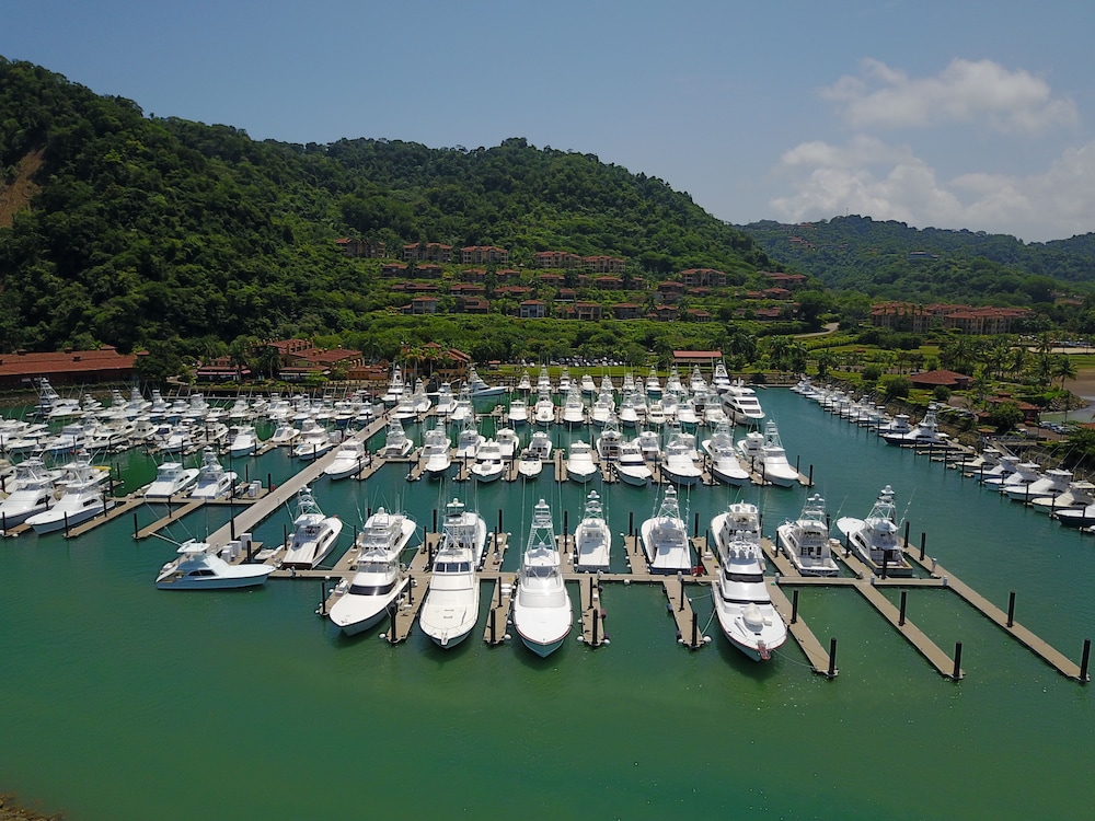 CR Luxury Los Sueños Condos