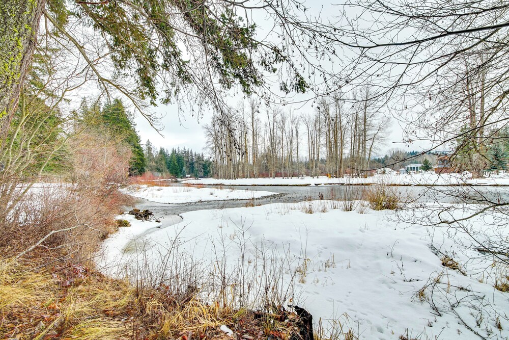 Deck & Fire Pit: Yakima River Retreat in Cle Elum