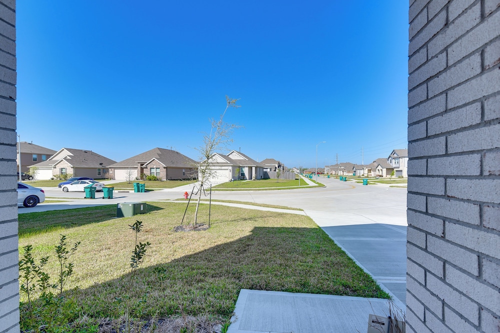 11 Mi to Beach: La Marque Home w/ Patio!