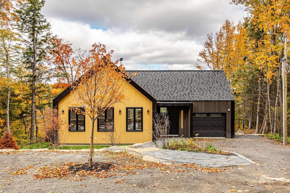 Valhalla - Scandinavian Style Chalet Directly on the Lake With Upscale Amenities and Private hot tub