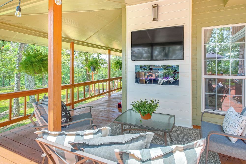 Outdoor Entertainment Area: Scenic Hot Springs Gem