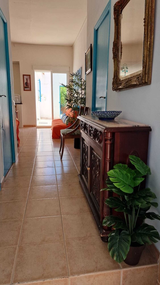 House With Exclusive Pool and Garden 7 min Walk From the Beach and the Center
