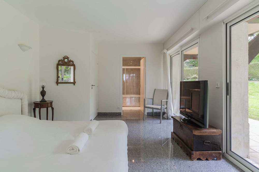 Luxury Haven With Pool, Tennis and Large Garden view 4