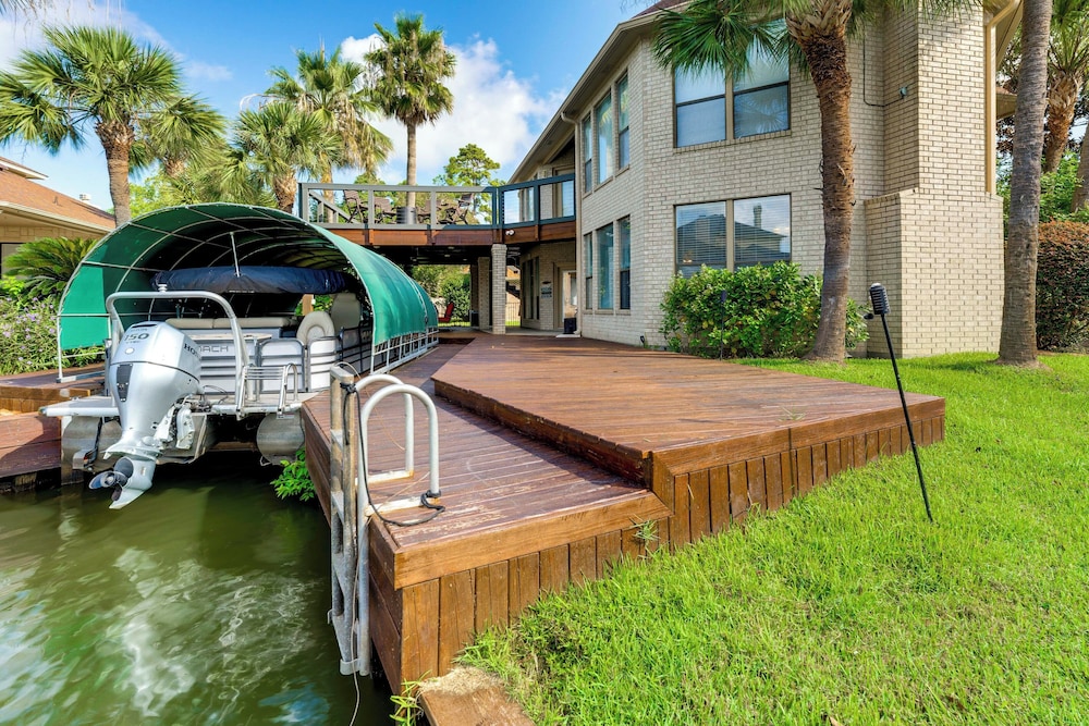 Waterfront Lake Conroe Home w/ Pool Access!