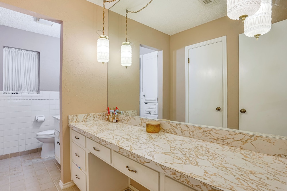 Karaoke Ready! Fort Worth Area Home w/ Pool