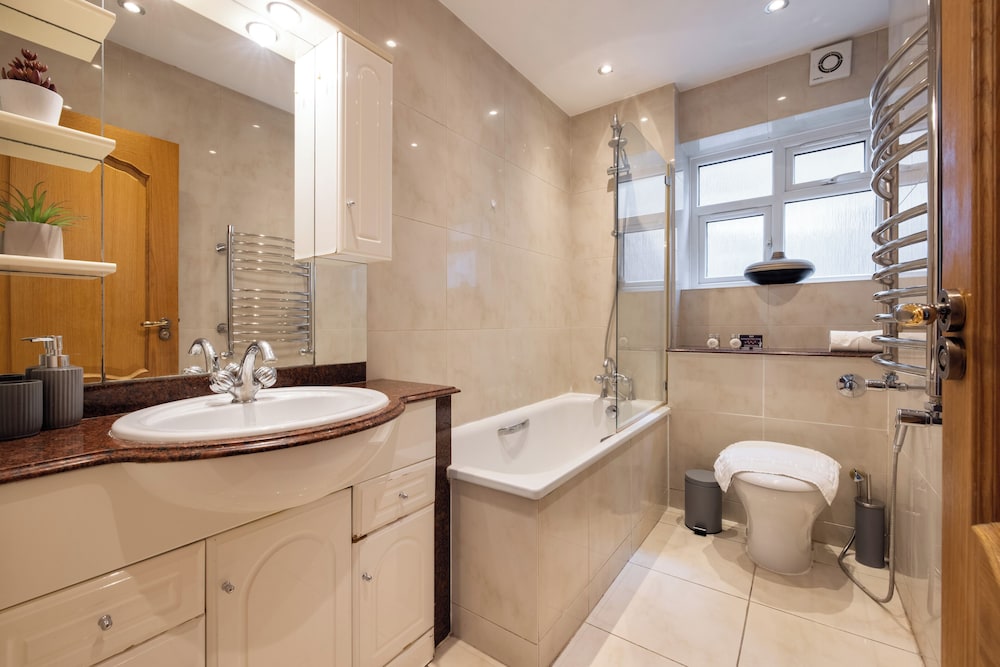 Peaceful Canal-Side Flat in Dalston