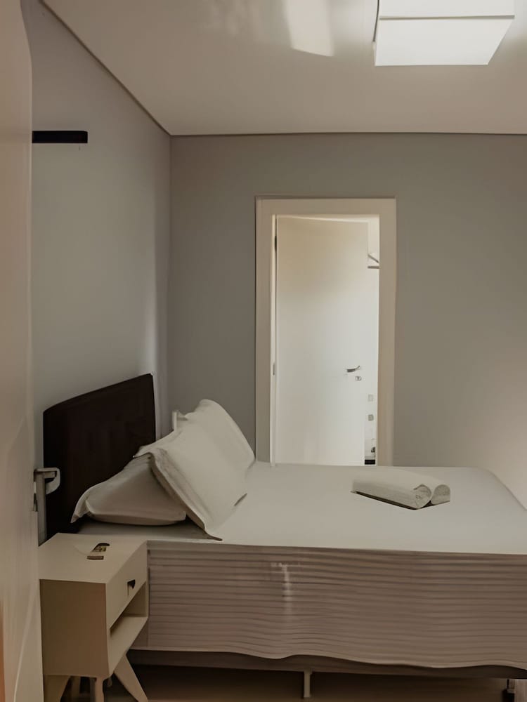 Casa com piscina 5 suites 1 quarto e AC