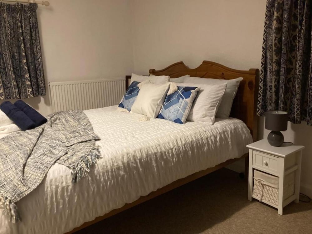 2 Bedroom Holcot Cottage view 3