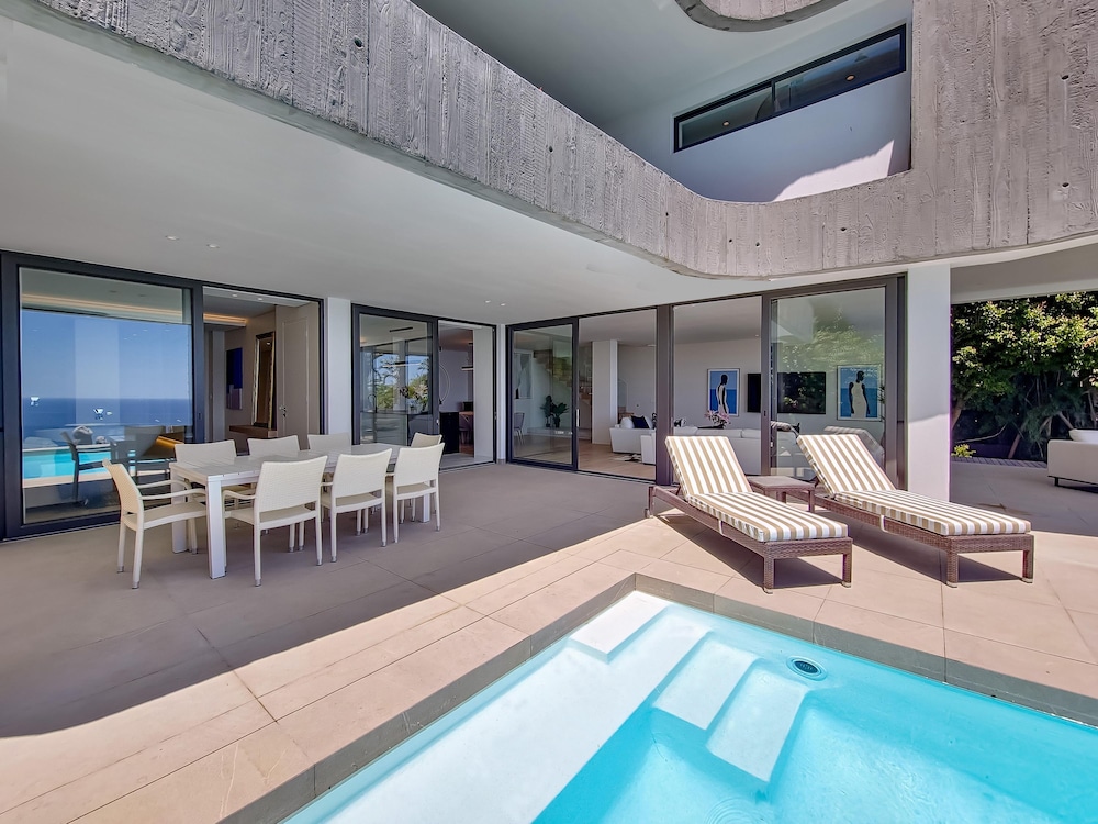 Ocean Villa - Ultra Luxury Villa in Bantry Bay