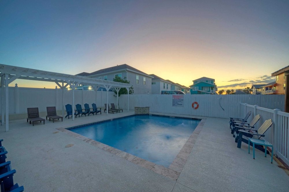 2 Coasta Bahia Condos Mins to the Beach + Pool & Golf Cart Zone