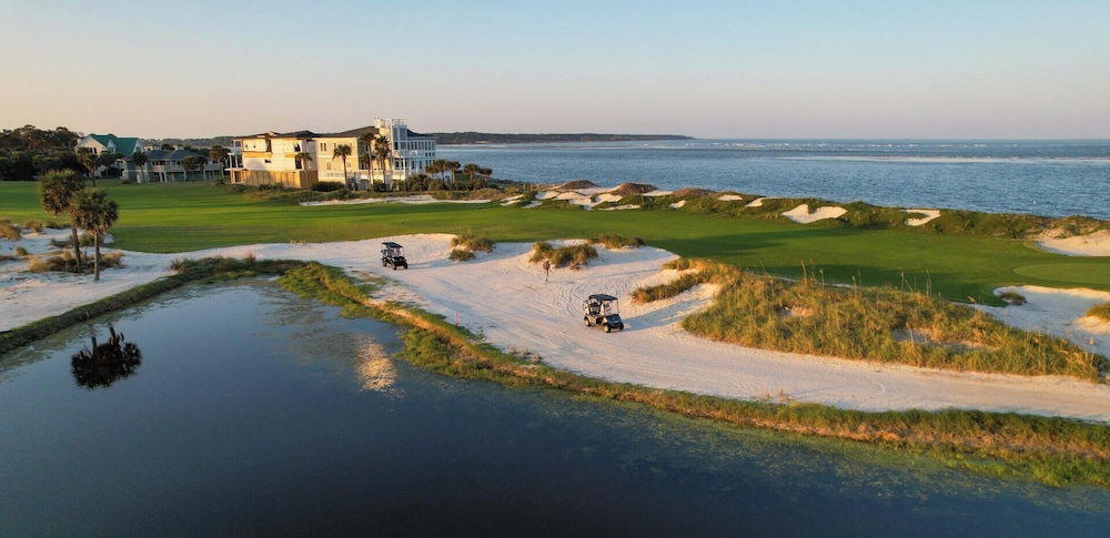 Spacious and Stylish 4-bed, 4.5-bath Home With Stunning Golf Views