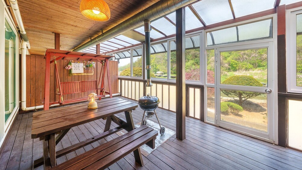 Gapeong Eoneunal Spa Pet Pension