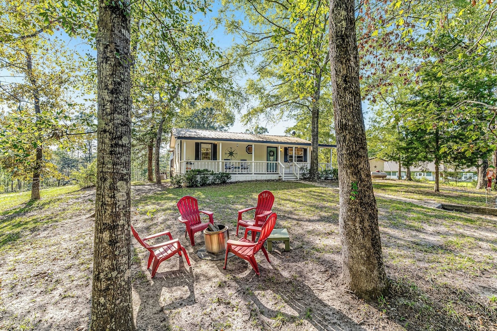 2BR Dog-friendly Home Near Lake w/ Fire Pit