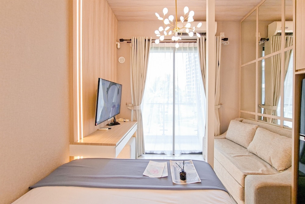 Elegant & Strategic Studio Room At Sky House Bsd Apartment