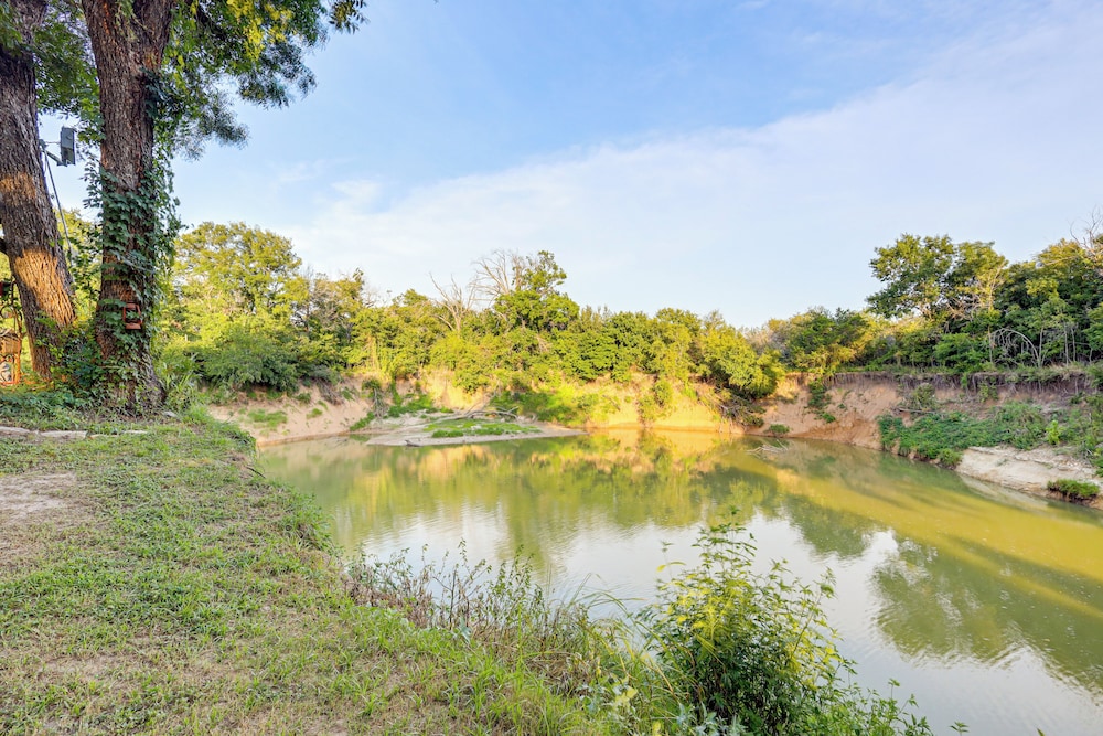 Private Pool: Fun Riverfront Retreat in Hamilton!
