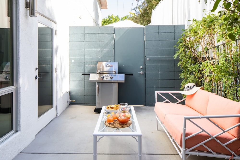 5 Private Rooms Sleeps 14 Wesley Studio Buyout