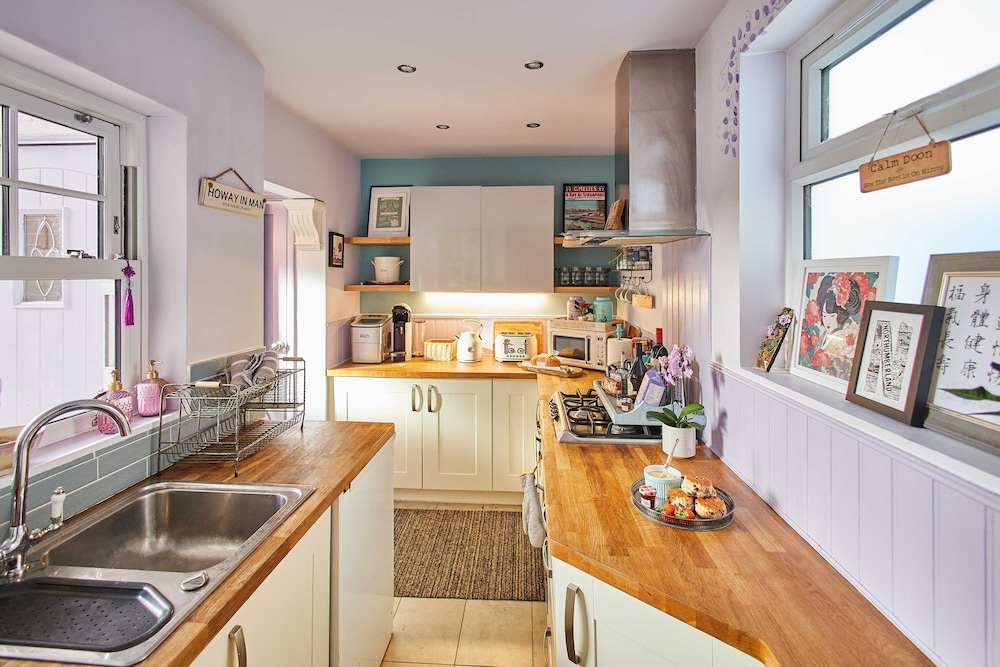 Host Stay Lilac Cottage