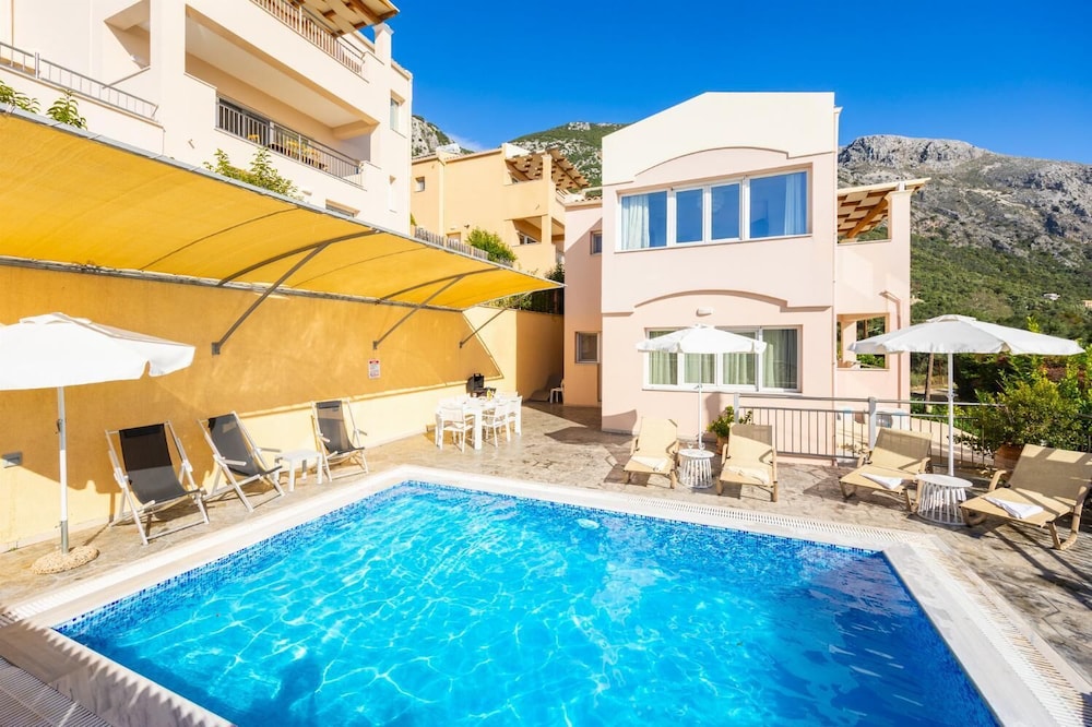 Villa Cleo Beach in Mparmpati