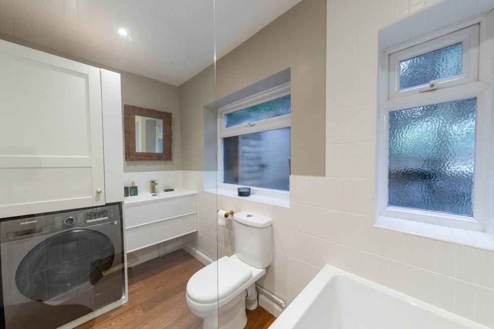Charming 1 Bedroom Apartment in Shepherds Bush With Patio Area