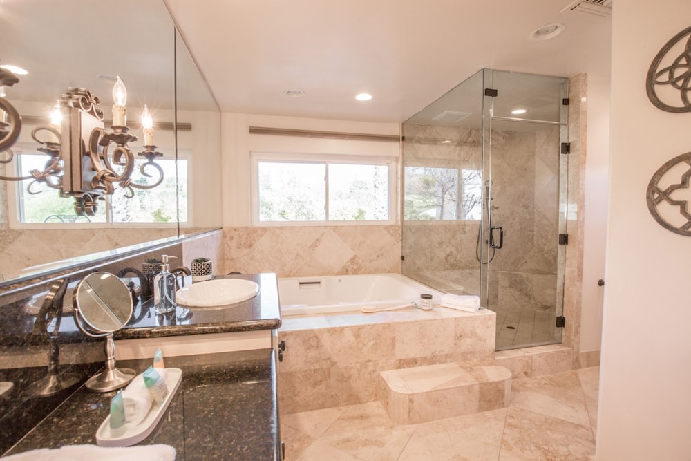 De Luz by Avantstay 5 Acre Estate w Lake Pool Hot Tub