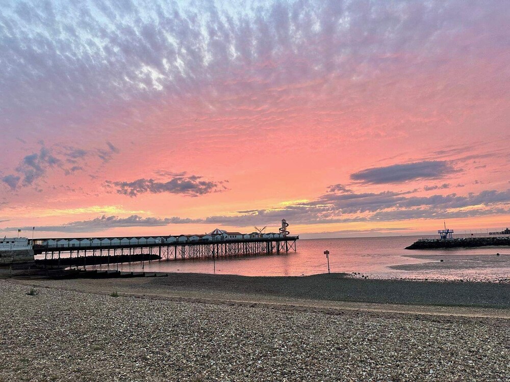 Stunning 1-bed Flat W/seaview, Garden Pet Friendly