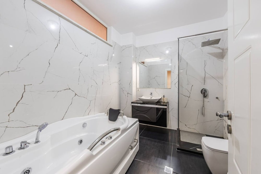 Spacious City-view Apartment Overlooking Shkod r