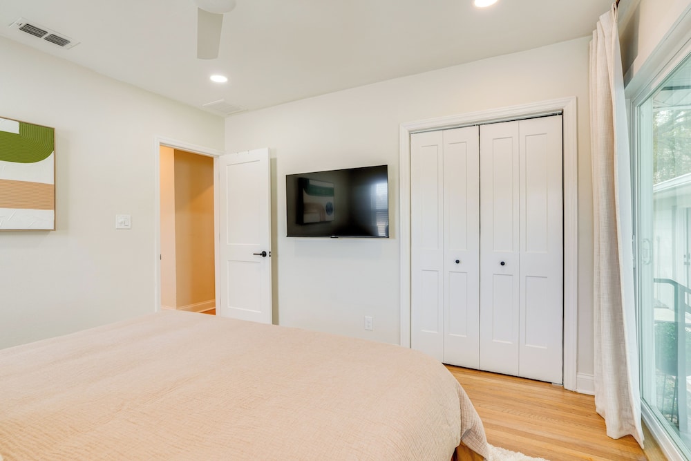 Mid-century Lakeland Home w/ Game Room!