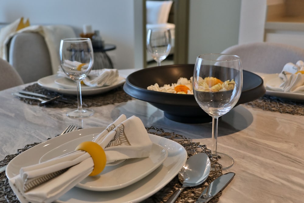 HiGuests - EMAAR 52-42