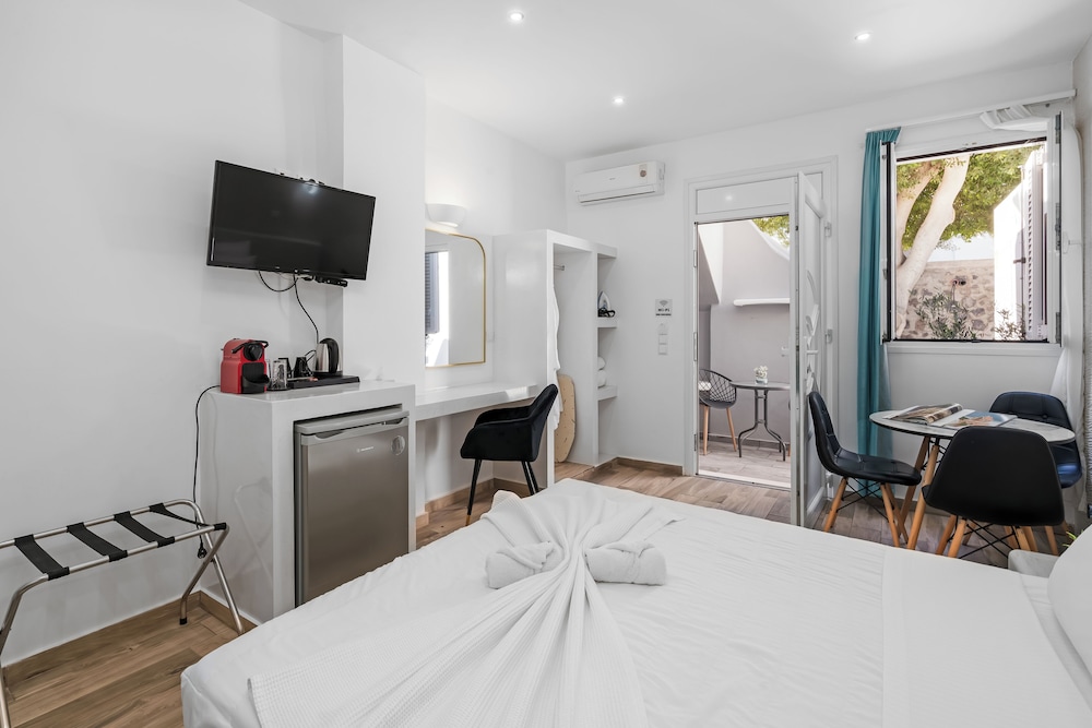 Oasis Suites Fira