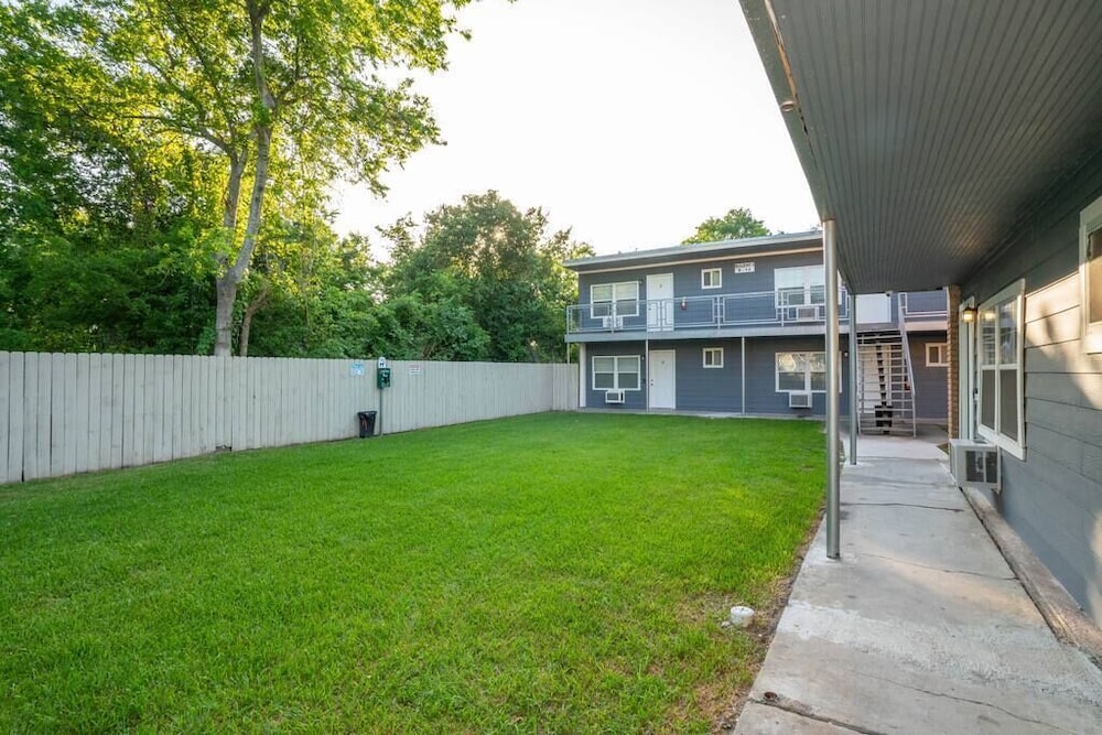 King Bed Retreat Fast Wifi Gated Complex view 3