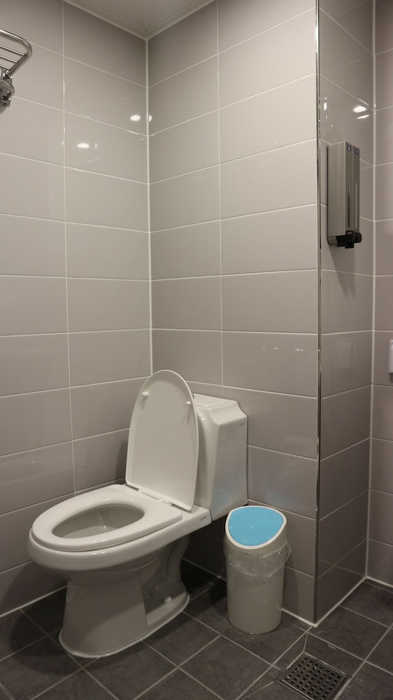 Zzzip Guest House - Hostel